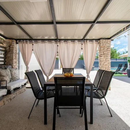 Marsel With Pool & Jacuzzi By Istrabook