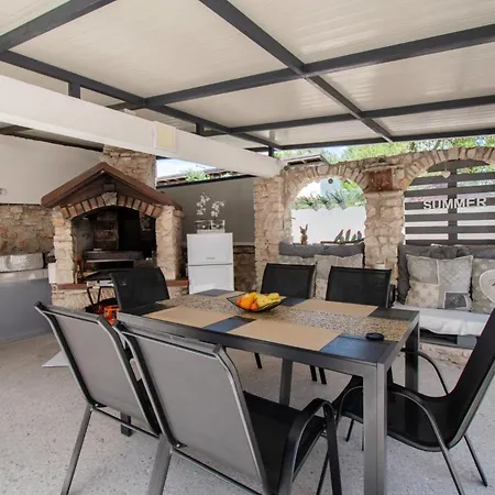 Marsel With Pool & Jacuzzi By Istrabook * Gajana