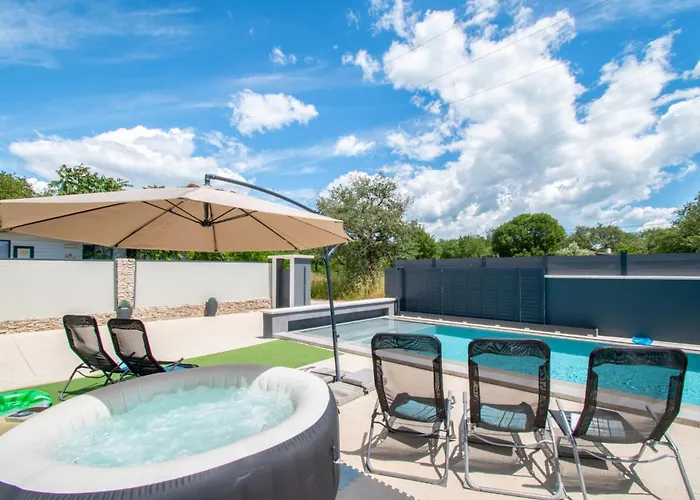 Marsel With Pool & Jacuzzi By Istrabook *