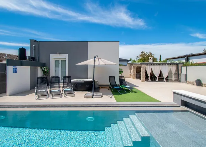 Marsel With Pool & Jacuzzi By Istrabook