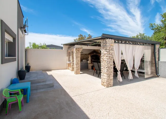 Marsel With Pool & Jacuzzi By Istrabook