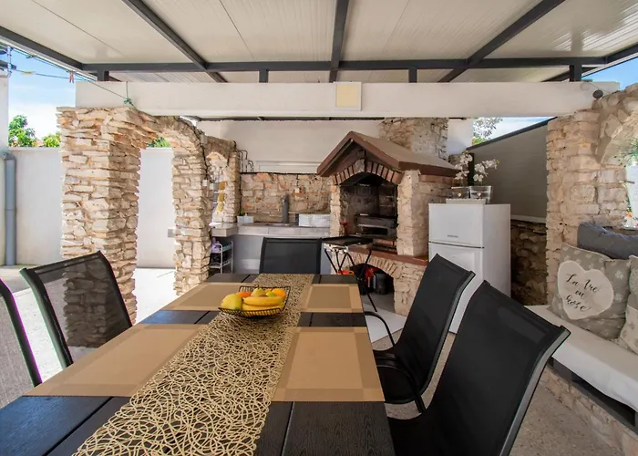 Marsel With Pool & Jacuzzi By Istrabook