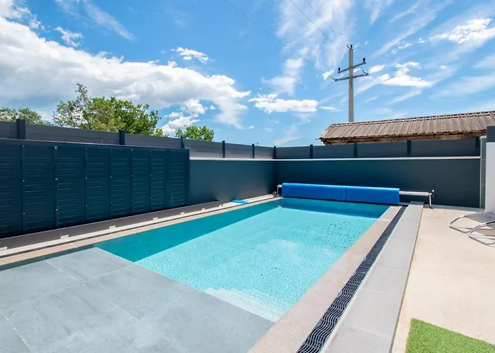 Marsel With Pool & Jacuzzi By Istrabook * Gajana