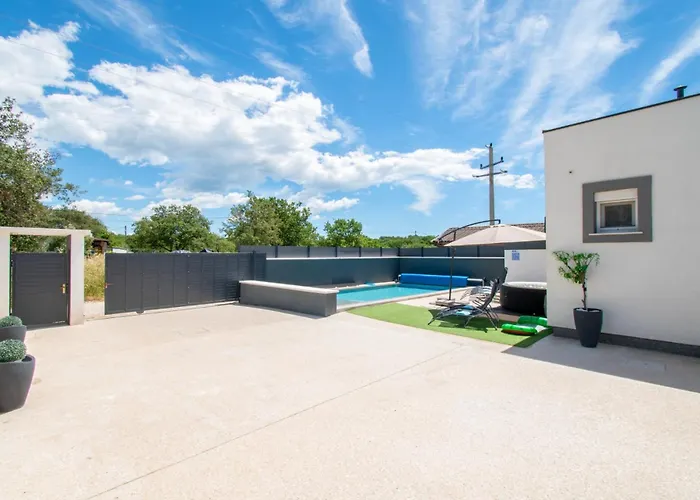 Marsel With Pool & Jacuzzi By Istrabook *