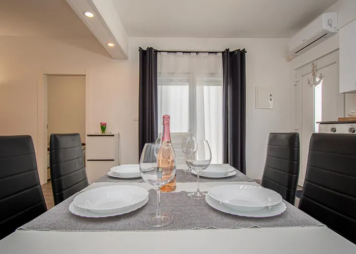 Marsel With Pool & Jacuzzi By Istrabook *