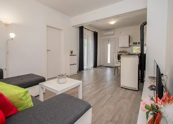 Marsel With Pool & Jacuzzi By Istrabook Gajana