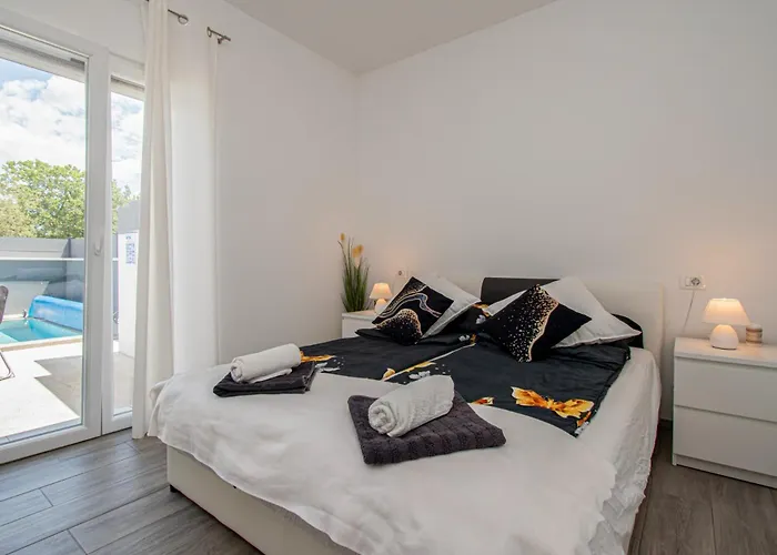 Marsel With Pool & Jacuzzi By Istrabook * Gajana