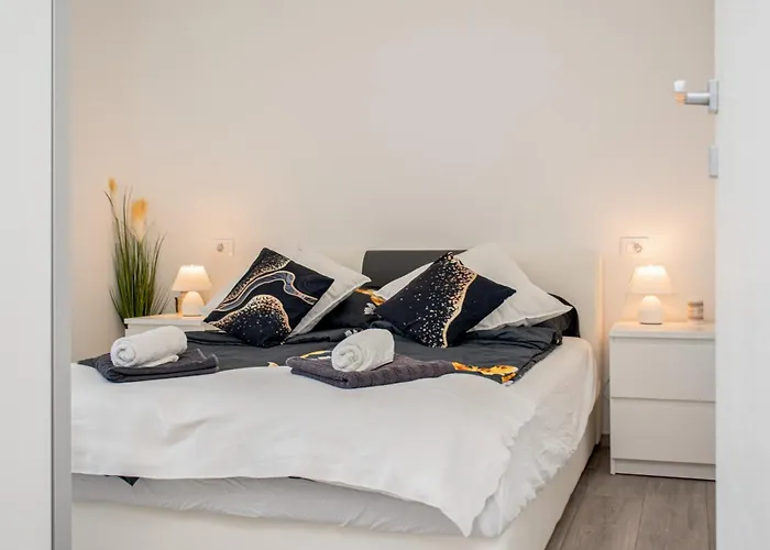 Marsel With Pool & Jacuzzi By Istrabook *