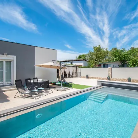 Marsel With Pool & Jacuzzi By Istrabook Willa
