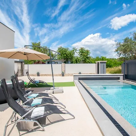 Willa Marsel With Pool & Jacuzzi By Istrabook