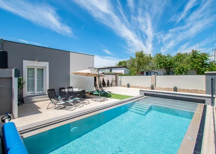 Marsel With Pool & Jacuzzi By Istrabook Vila